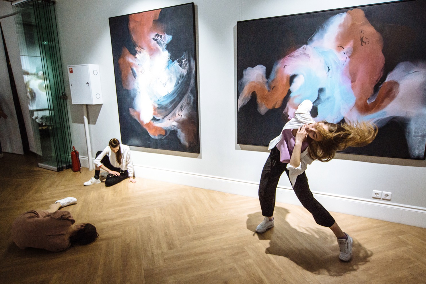 Хореограф-постановщик Анастасия Лоншакова совместно со школой современного танца «Шаги» (ИРНИТУ) представила уникальный пластический перфоманс по мотивам действующей выставки художника Саши Рощина.