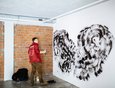 В лофт-пространстве граффитист Алексей Андрусяк расписал стены.
