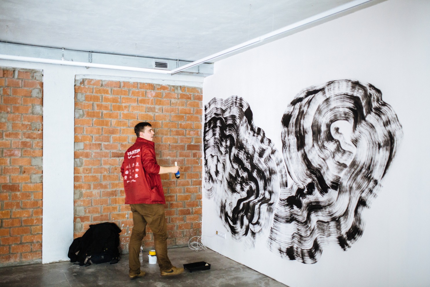 В лофт-пространстве граффитист Алексей Андрусяк расписал стены.