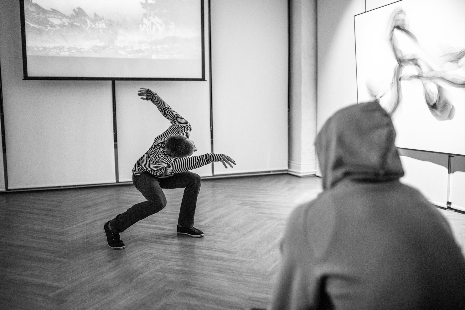 В танце артисты выразили чувства и эмоции, вызванные творчеством художника.