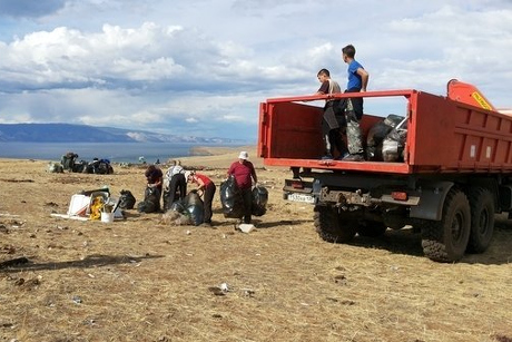 Уборка мусора на Байкале. Фото предоставлено организаторами