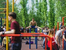 Неподалёку проходили спортивные соревнования.