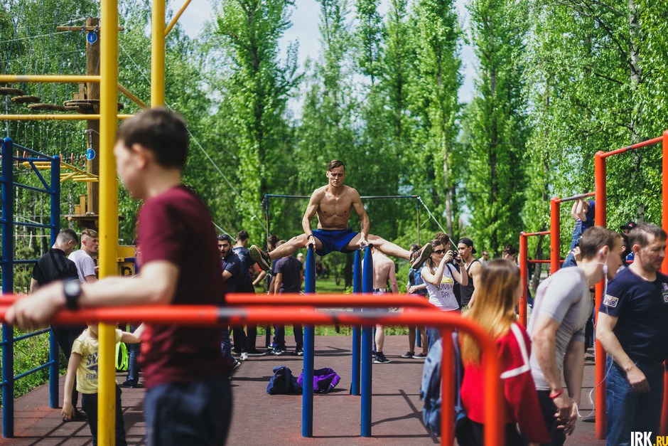 Неподалёку проходили спортивные соревнования.