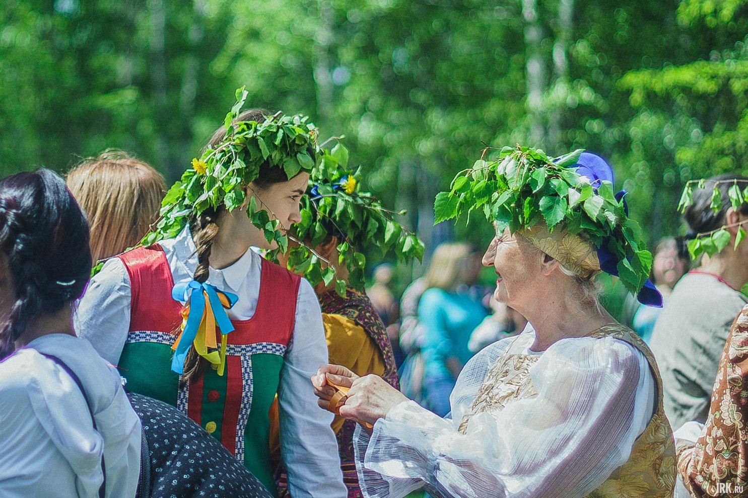 В это же время на острове Юность праздновали Троицу.