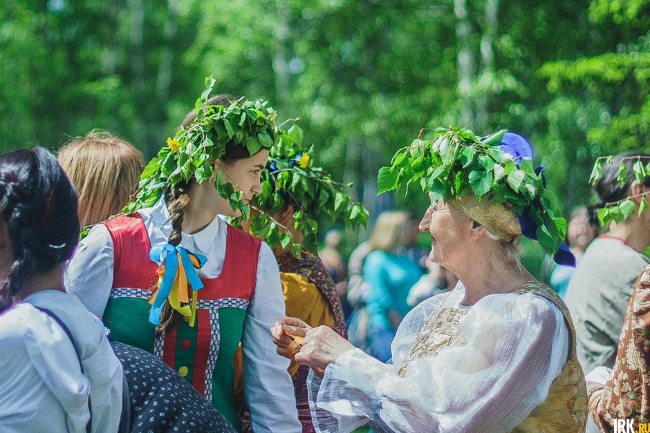 В это же время на острове Юность праздновали Троицу.
