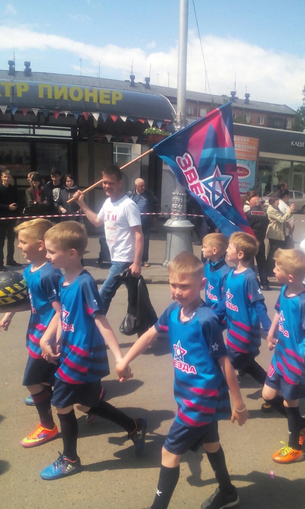 Футбольная команда «Звезда» в колонне Управления по физической культуре и спорту. Фото Эттерии Черных