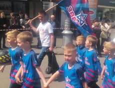 Футбольная команда «Звезда» в колонне Управления по физической культуре и спорту. Фото Эттерии Черных