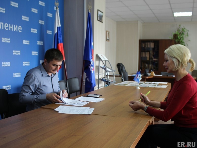 Нина Чекотова подает документы