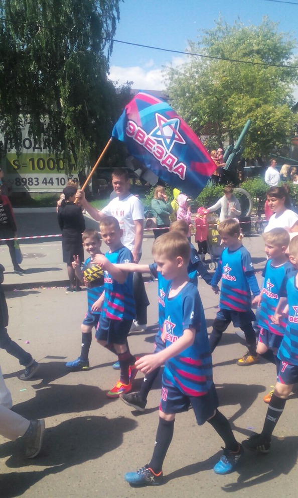 Футбольная команда «Звезда» в колонне Управления по физической культуре и спорту. Фото Эттерии Черных