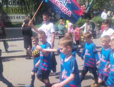 Футбольная команда «Звезда» в колонне Управления по физической культуре и спорту. Фото Эттерии Черных