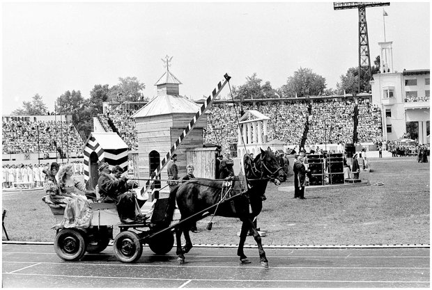 300-летие в Иркутске [Изоматериал] / фот. Э. Д. Брюханенко. - 1986. - 1 фотонегатив (1 кадр.) : черн-бел., 35 мм.