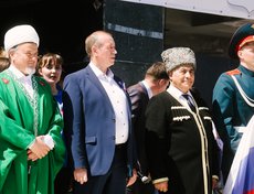 Губернатор Иркутской области Сергей Левченко с представителями национально-культурных центров Иркутска.