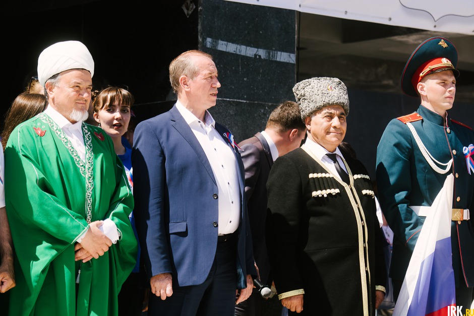 Губернатор Иркутской области Сергей Левченко с представителями национально-культурных центров Иркутска.