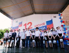 На праздничном концерте около здания администрации Иркутска мэр Дмитрий Бердников вручил паспорта.