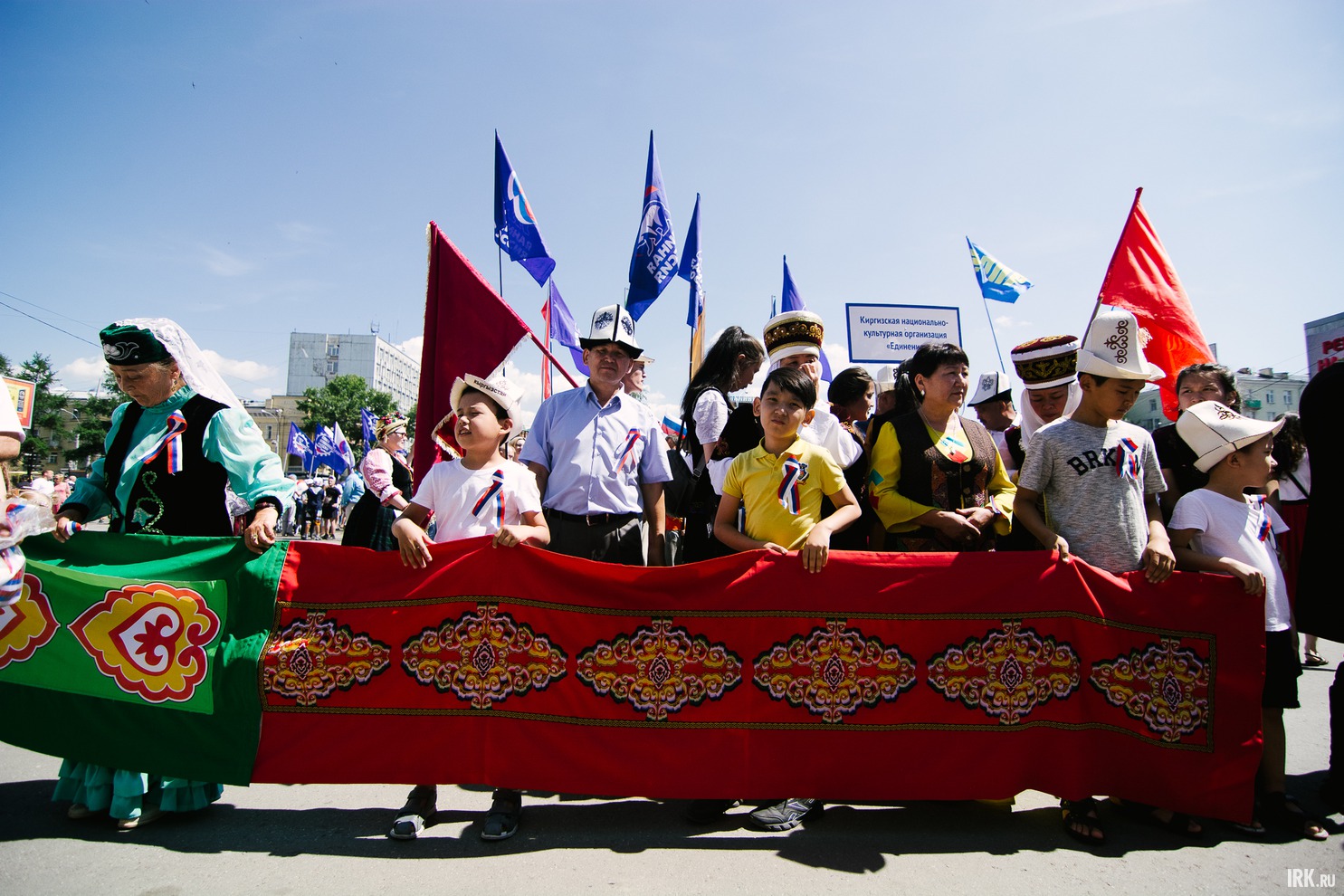 Торжественный митинг, посвященный Дню России, состоялся на площади перед дворцом спорта «Труд».