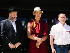 Представители национально-культурных центров Иркутска и мэр Дмитрий Бердников.