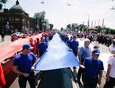 После митинга колонна волонтёров пронесла по улице Ленина 50-метровые полотна цветов российского флага.