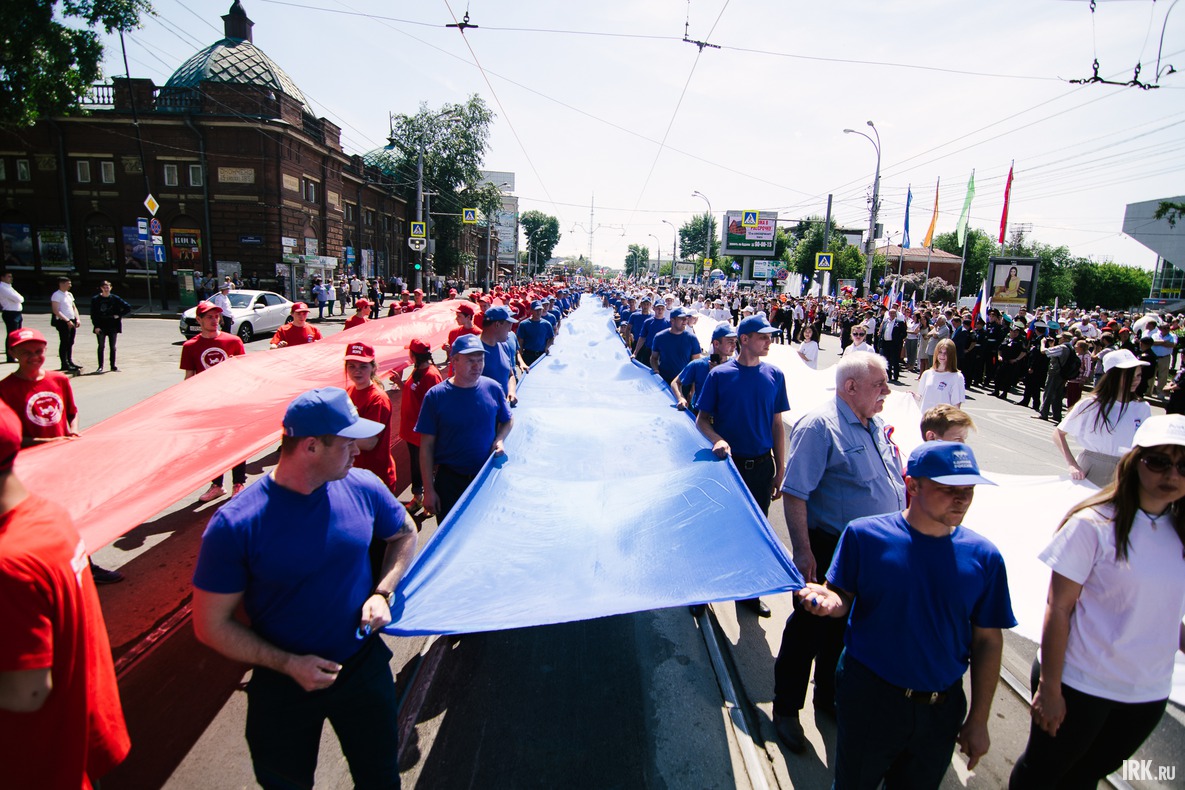 После митинга колонна волонтёров пронесла по улице Ленина 50-метровые полотна цветов российского флага.