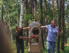 Исполнительный директор «Лукоморья» Александр Смокотин демонстрирует идею «Рыбы дружбы».