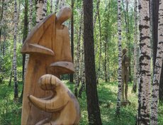 Немного в отдалении от тропы стоит фигура «Песочный человек», будто сделанная из поставленных друг на друга плоских камней.