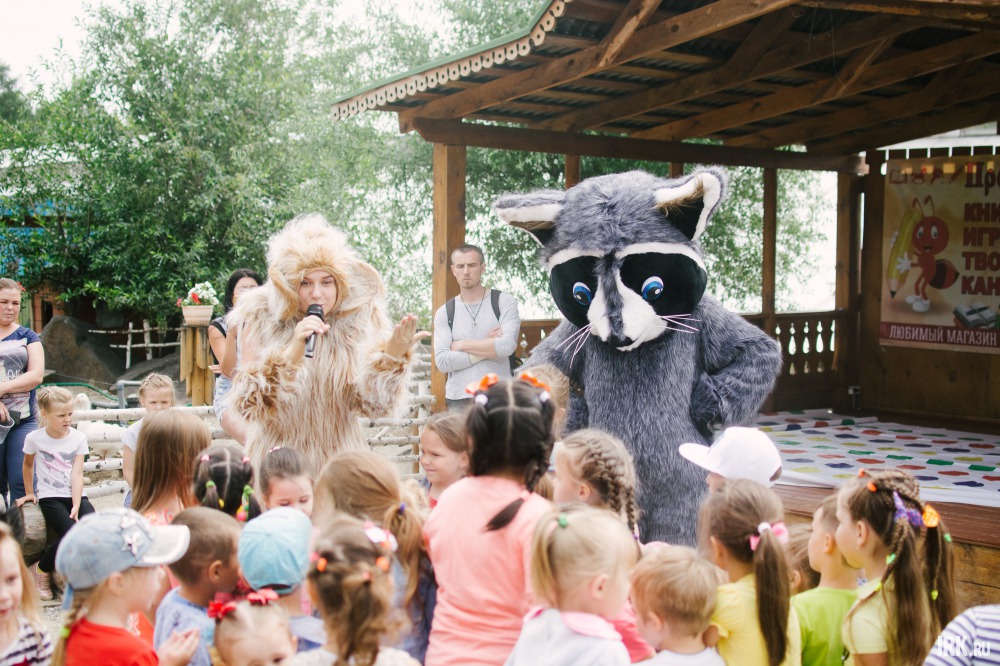 Детей развлекали аниматоры.