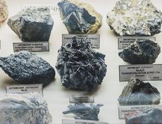 Антимонит имеет несколько названий, например, сурьмяный блеск или стибнит.