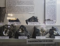 Копии известных природных алмазов.