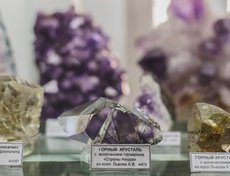 Горный хрусталь пронизывают «иголки» черного турмалина. Такие кристаллы хрусталя еще называют «волосатиками».