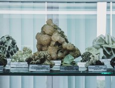 Разновидности кварца и кальцита.