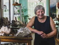 Спрашиваем у Любови Николаевны про ее сережки. Камни в них — рубеллиты Малханского месторождения. По словам женщины, кристаллы такой формы больше не добывают, поэтому эти сережки ей особенно дороги.