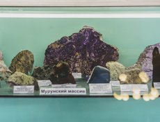 Мурунский массив, расположенный на границе Иркутской области и Якутии, является единственным в мире месторождением чароита.