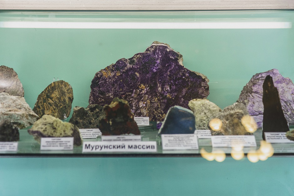 Мурунский массив, расположенный на границе Иркутской области и Якутии, является единственным в мире месторождением чароита.