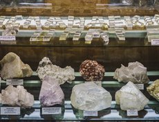 В выставочном зале музея размещены около 10 тысяч экспонатов.