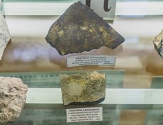 Самородная платина (светлые точки на руде) встречается в природе довольно редко, но при этом является наиболее важным источником металла.