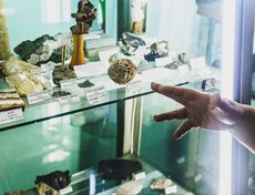 Гипсовая «роза», подаренная музею певицей Анной Герман.