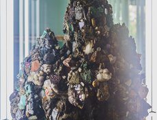 Экспонатов такого размера в России больше не сохранилось. Вес горки более 200 килограммов.