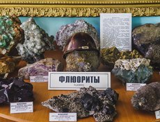 Флюорит часто ценился выше золота по своим уникальным качествам и красоте. Камень используется в оптике, в плавильной промышленности и ювелирных украшениях.