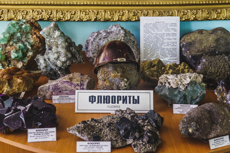 Флюорит часто ценился выше золота по своим уникальным качествам и красоте. Камень используется в оптике, в плавильной промышленности и ювелирных украшениях.
