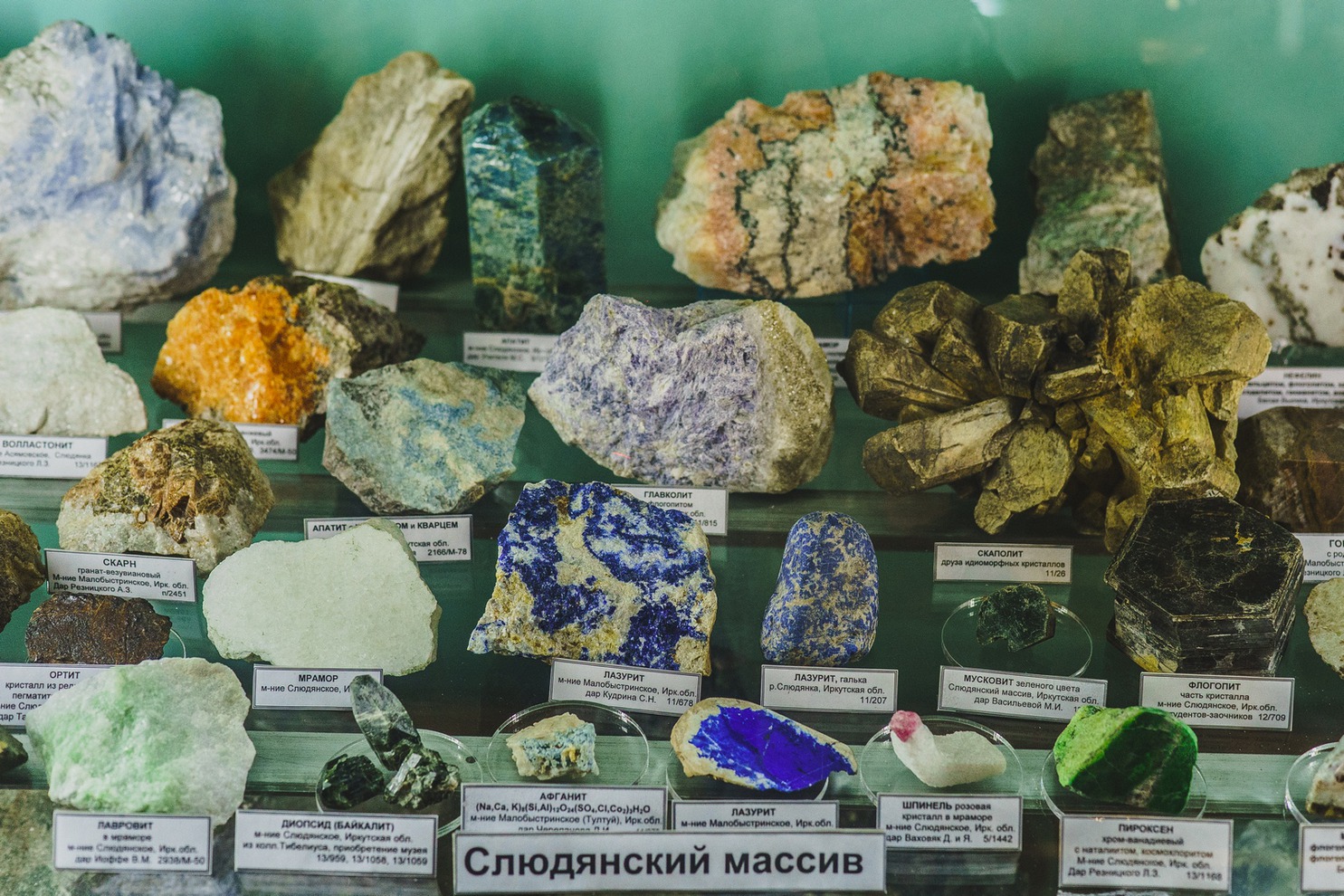 Еще одно месторождение Иркутской области богатое минералами — Слюдянский массив.