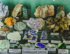 Еще одно месторождение Иркутской области богатое минералами — Слюдянский массив.