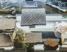 Витрина с материалами, которые используются в строительстве.