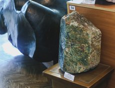 Апатит из Слюдянки в 1951 году на защиту диплома принес выпускник Иркутского горно-металлургического института Равиль Замалетдинов и подарил его музею.