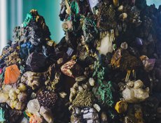 Горка сделана из цветных камней, которые были известны в России на рубеже 19-20 веков.