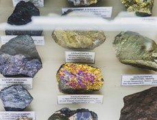 Камень халькопирит имеет более известное в народе название — медный колчедан.