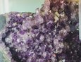 Фиолетовый цвет аметисту придает неустойчивое соединение железа. На солнце камень «выцветает», вернуть окраску можно, облучив его радиоактивными лучами.