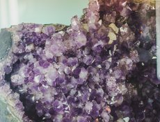 Фиолетовый цвет аметисту придает неустойчивое соединение железа. На солнце камень «выцветает», вернуть окраску можно, облучив его радиоактивными лучами.