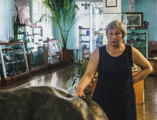 Рядом со входом, на полу, установлен нефритовый валун «Седло Чингисхана» весом около 1,5 тонны.