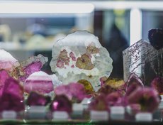 Минерал турмалин весьма многолик — количество его цветовых разновидностей достигает пятидесяти.