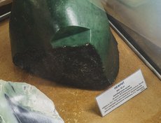 Нефрит — очень прочный камень. Небольшой фрагмент был отрезан от него алмазной пилой для исследования.