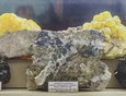 Сфалерит — природный минерал, источник получения цинка. Второе его название — цинковая обманка.
